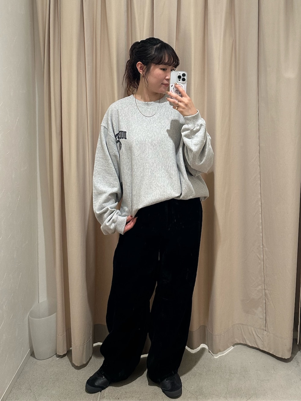グレー系のスウェット、ブラック系のデニムパンツを着用したレディースの秋コーディネートの2枚目の写真
