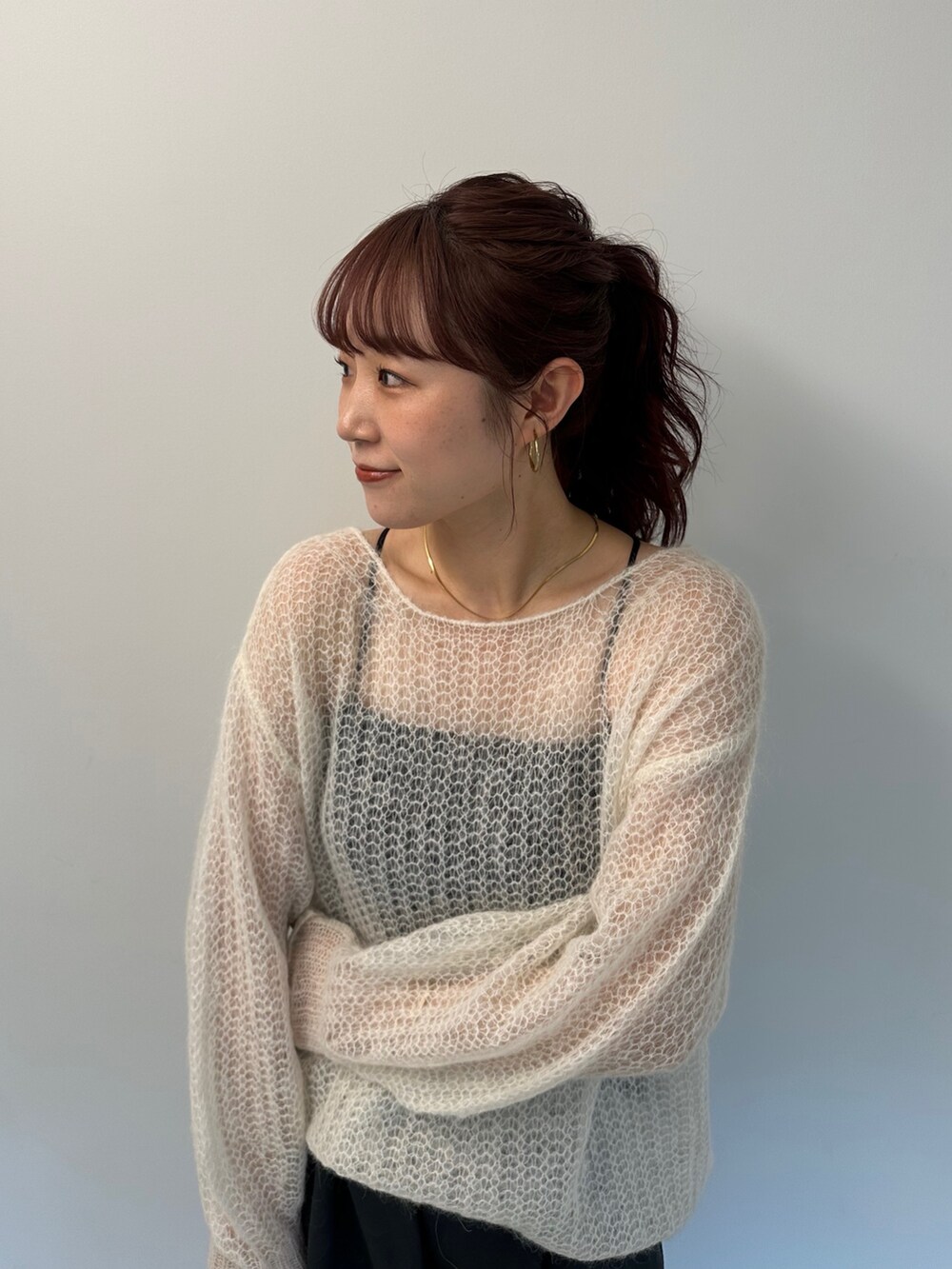 ホワイト系のニット/セーター、グレー系のスウェットパンツを着用したレディースの秋コーディネートの6枚目の写真