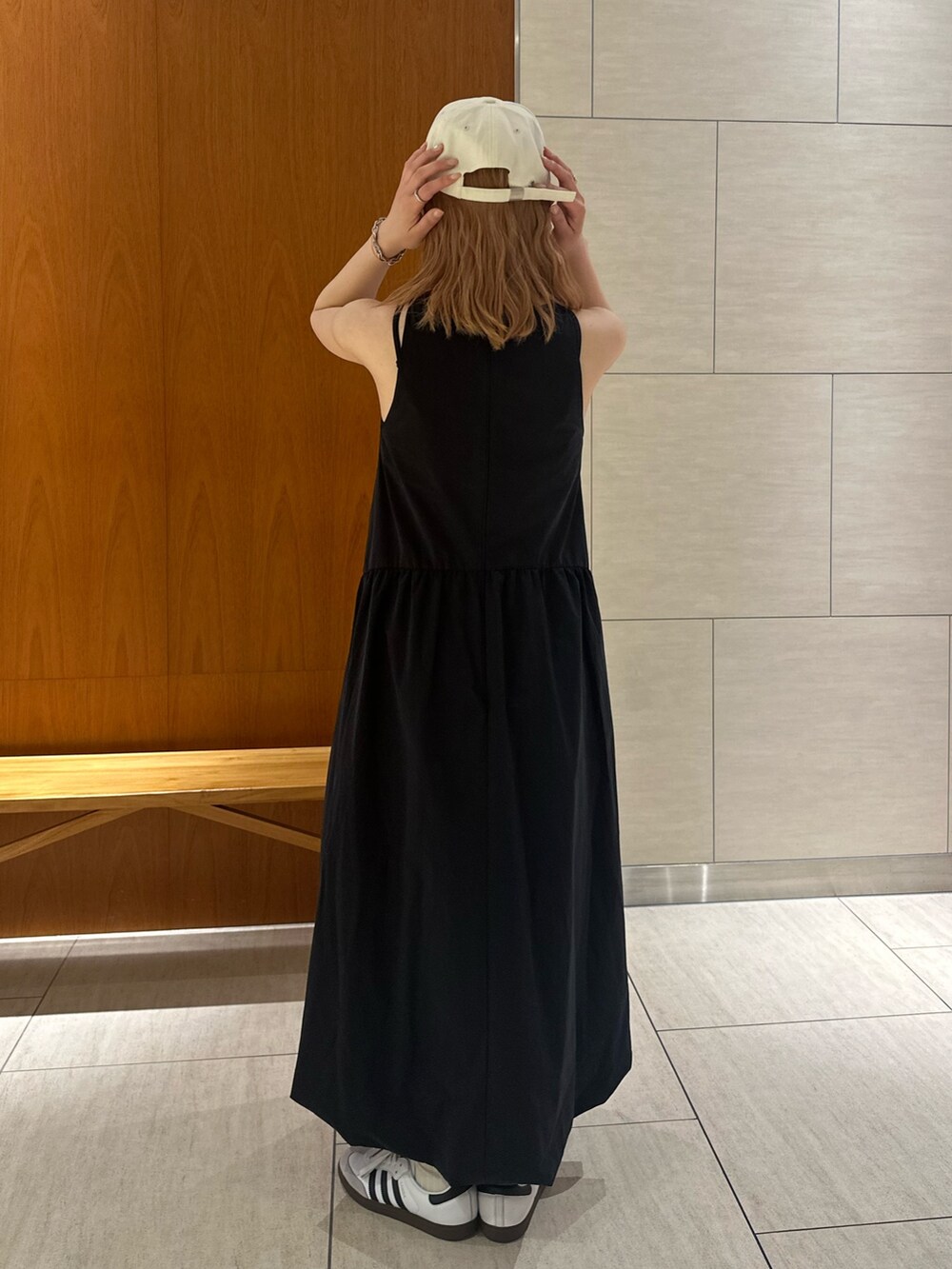 ブラック系のワンピースを着用したレディースの春コーディネートの5枚目の写真