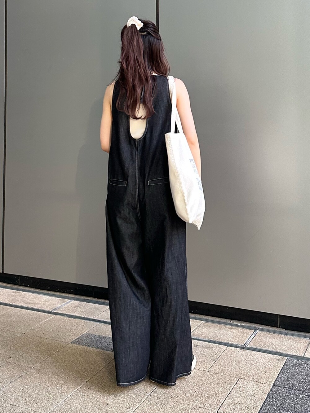 ブラック系のつなぎ/オールインワン、ホワイト系のトートバッグを着用したレディースの夏コーディネートの4枚目の写真