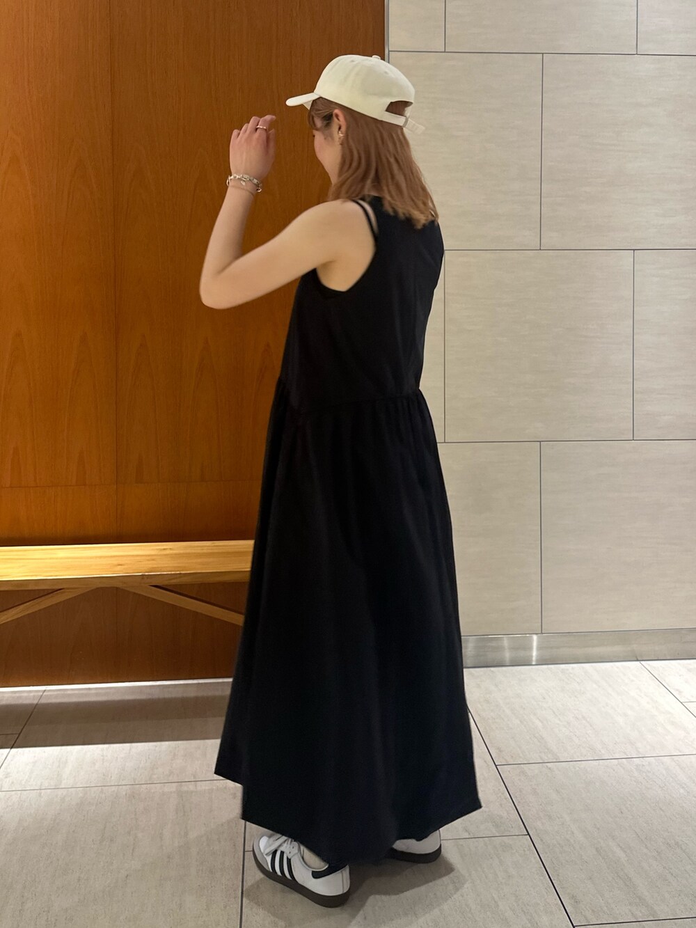 ブラック系のワンピースを着用したレディースの春コーディネートの4枚目の写真