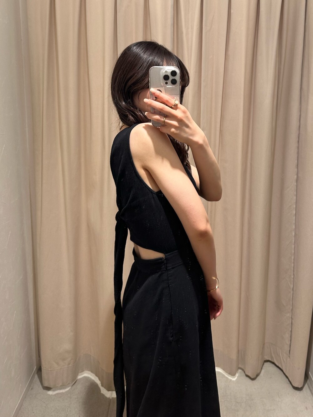 ブラック系のワンピースを着用したレディースの春コーディネートの5枚目の写真