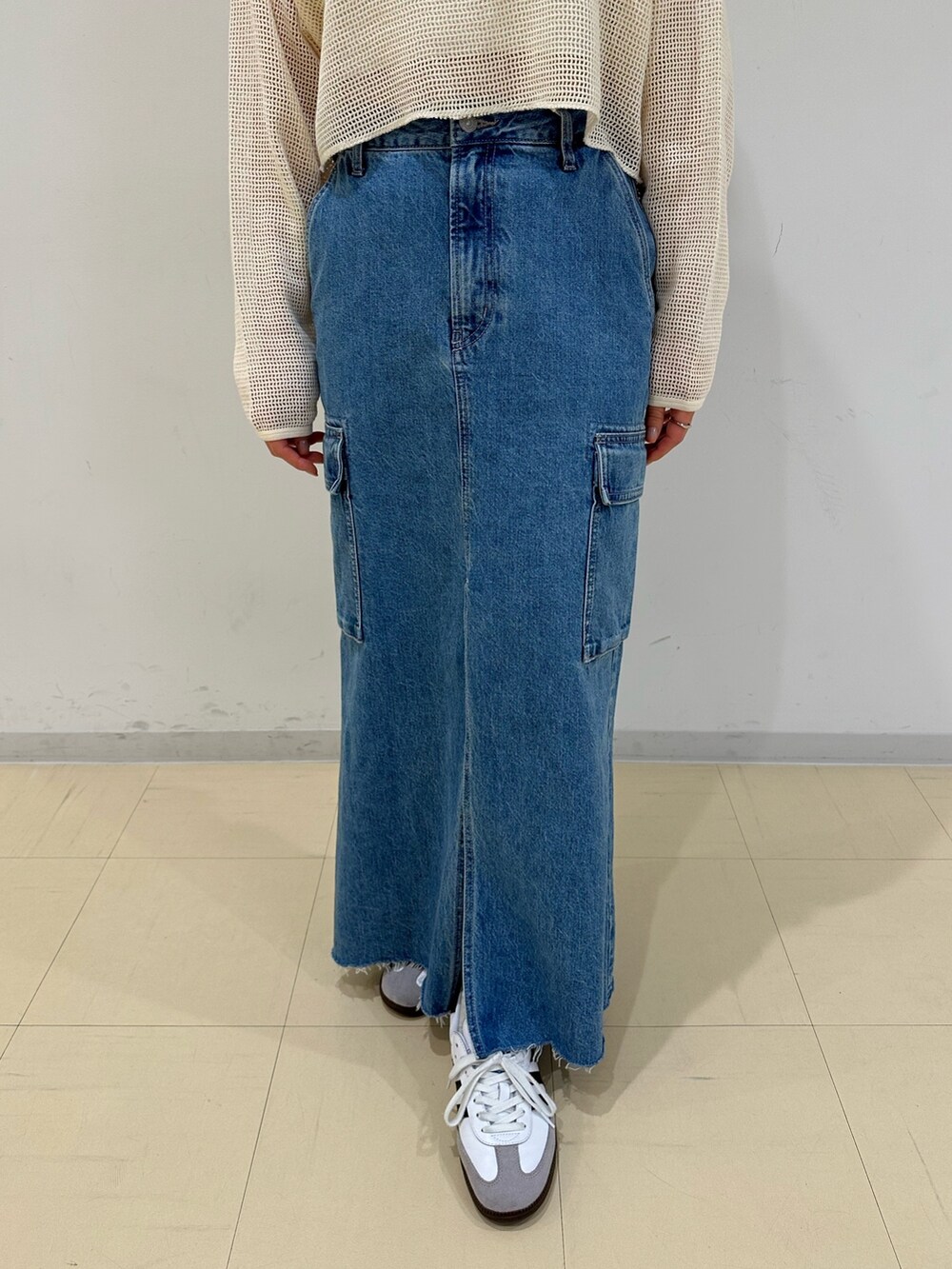 ホワイト系のTシャツ/カットソー、ブルー系のデニムスカートを着用したレディースの春コーディネートの5枚目の写真