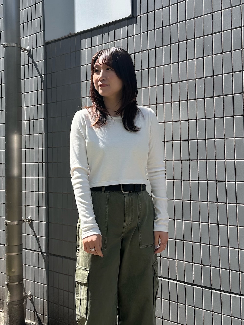 ホワイト系のTシャツ/カットソー、グリーン系のカーゴパンツを着用したレディースの春コーディネートの5枚目の写真