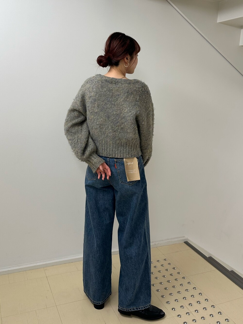 ブルー系のデニムパンツ、グレー系のカーディガン/ボレロを着用したレディースの冬コーディネートの5枚目の写真