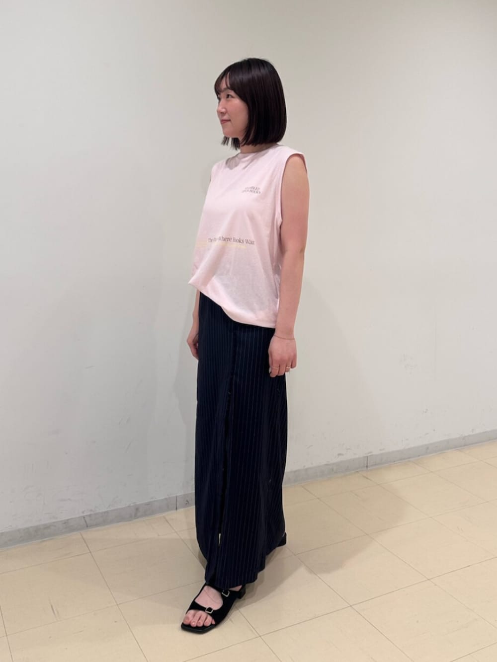 ピンク系のタンクトップ、ブルー系のスカートを着用したレディースの夏コーディネートの2枚目の写真