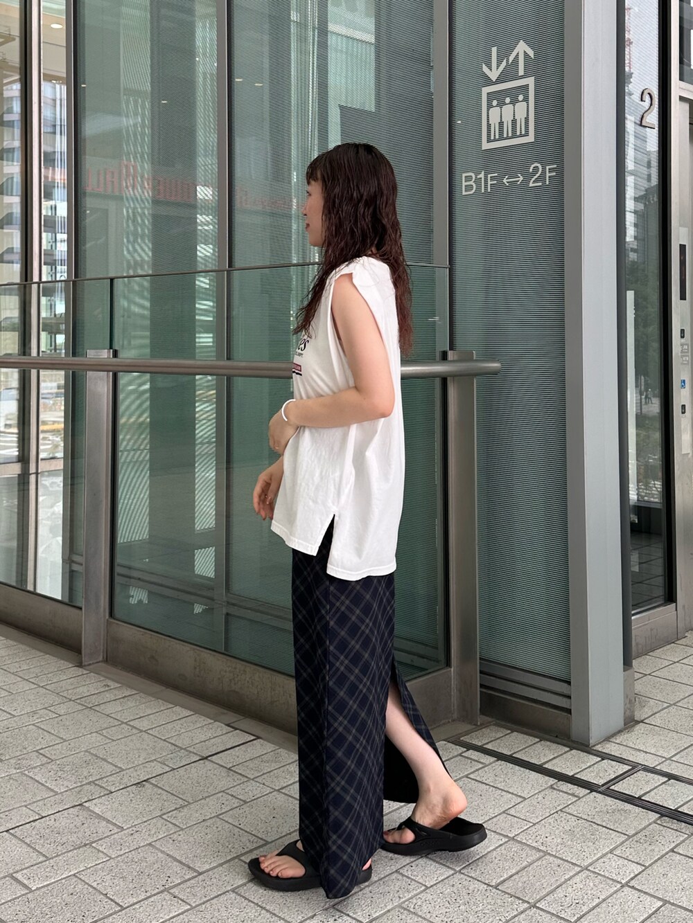 ホワイト系のタンクトップ、ブルー系のスカートを着用したレディースの夏コーディネートの5枚目の写真