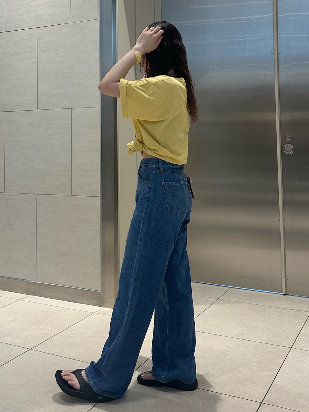 ブルー系のデニムパンツ、イエロー系のTシャツ/カットソーを着用したレディースの夏コーディネートの3枚目の写真