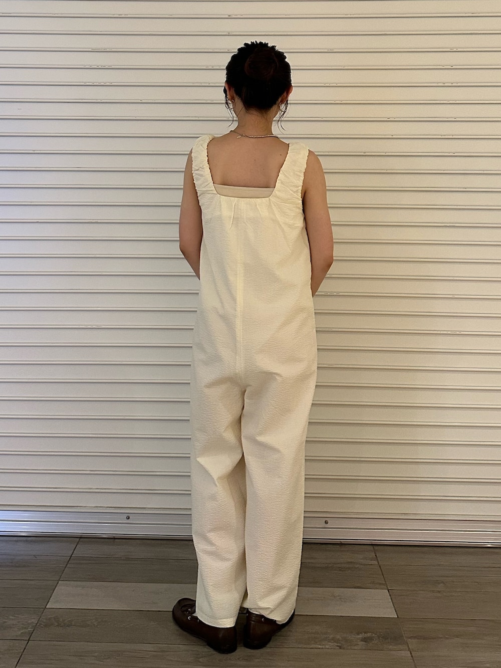 ホワイト系のつなぎ/オールインワンを着用したレディースの夏コーディネートの4枚目の写真