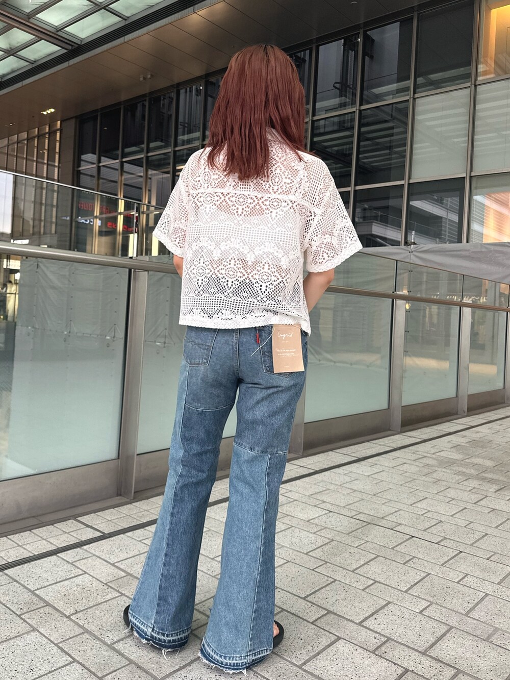 ホワイト系のシャツ/ブラウス、ブルー系のデニムパンツを着用したレディースの夏コーディネートの4枚目の写真