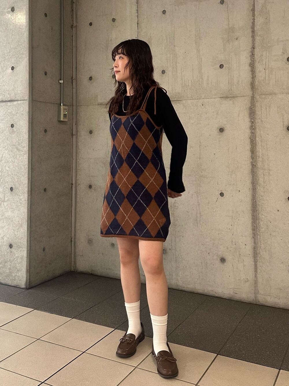 ブラウン系のニット/セーターを着用したレディースの秋コーディネートの2枚目の写真