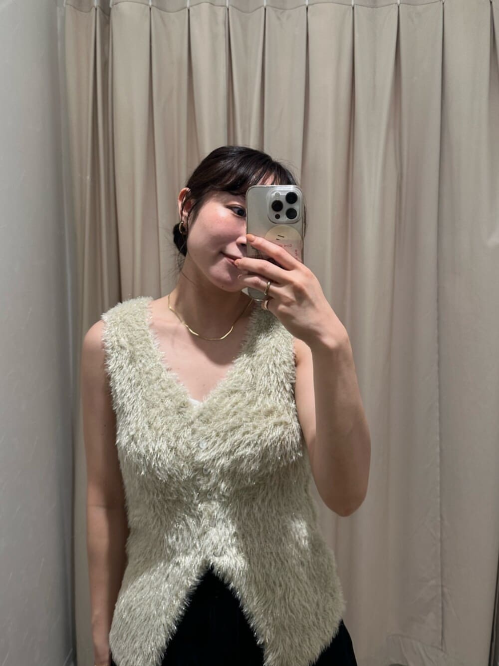 ゴールド系のニット/セーター、ブラック系のデニムパンツを着用したレディースの夏コーディネートの6枚目の写真