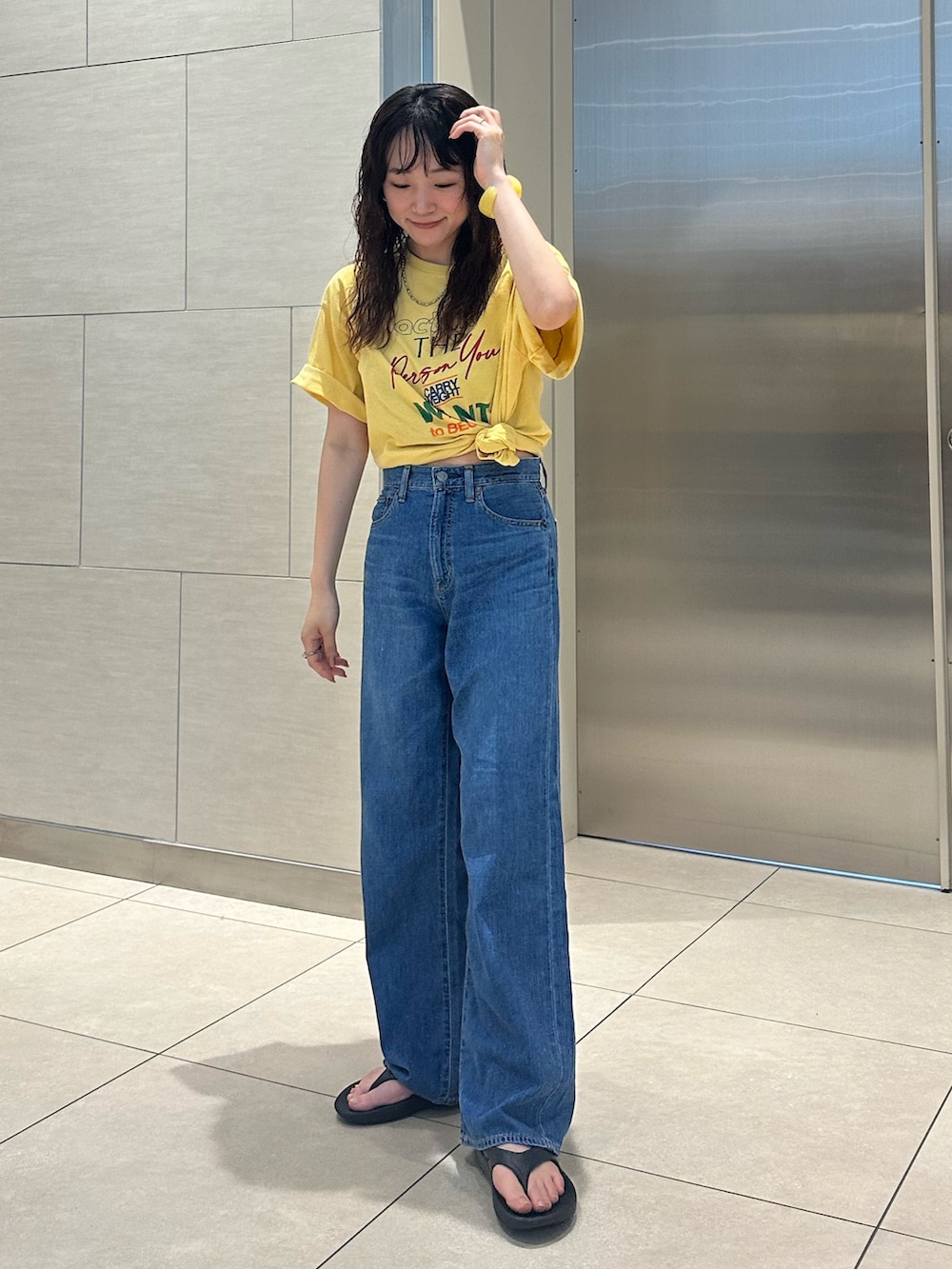 ブルー系のデニムパンツ、イエロー系のTシャツ/カットソーを着用したレディースの夏コーディネートの2枚目の写真