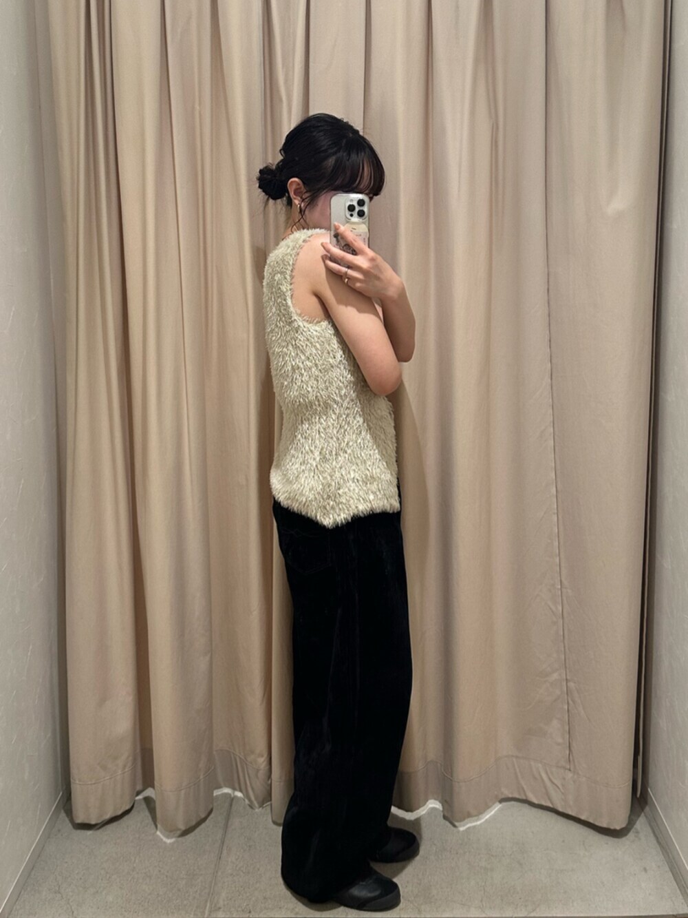 ゴールド系のニット/セーター、ブラック系のデニムパンツを着用したレディースの夏コーディネートの3枚目の写真