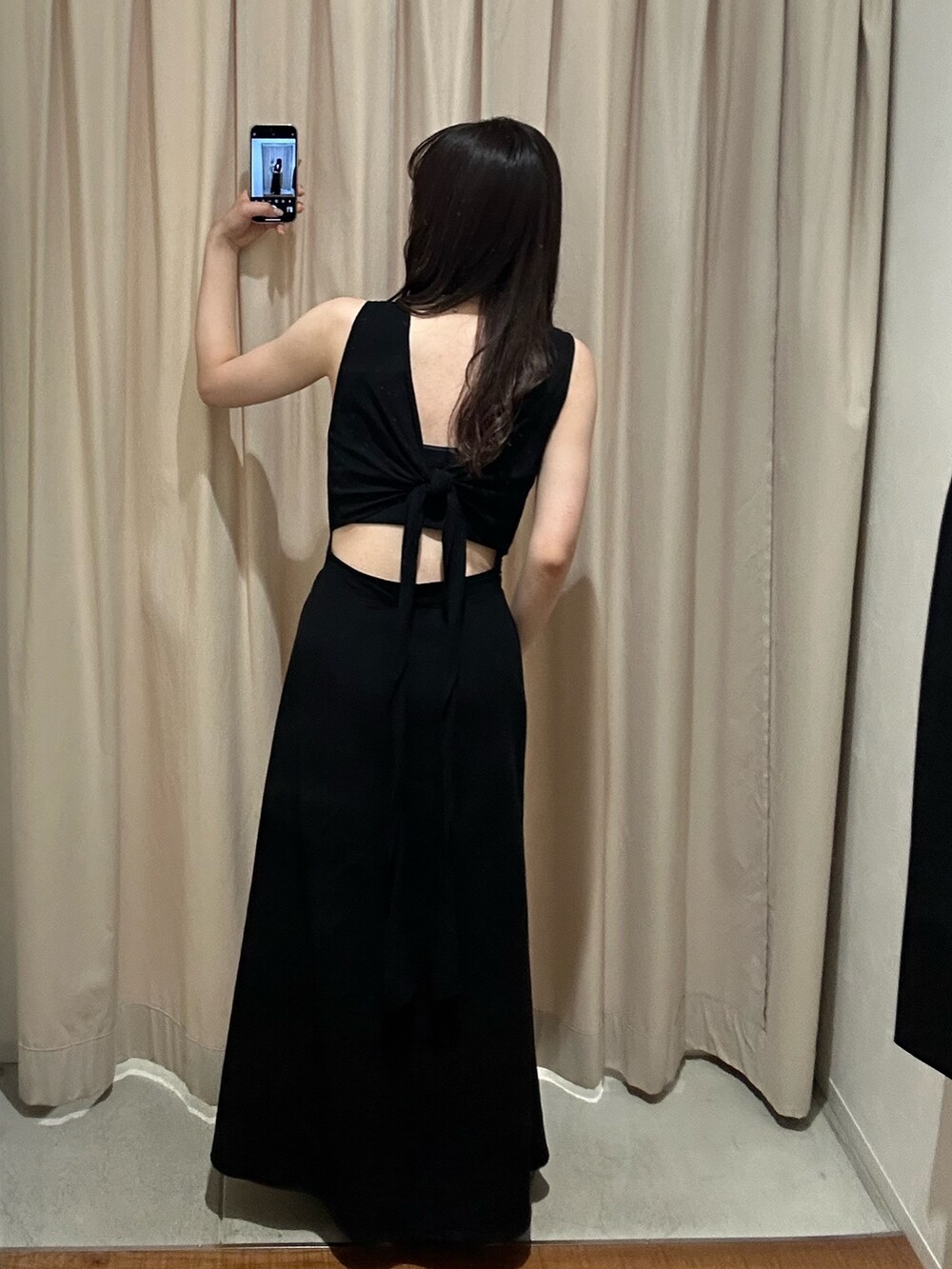 ブラック系のワンピースを着用したレディースの春コーディネートの3枚目の写真