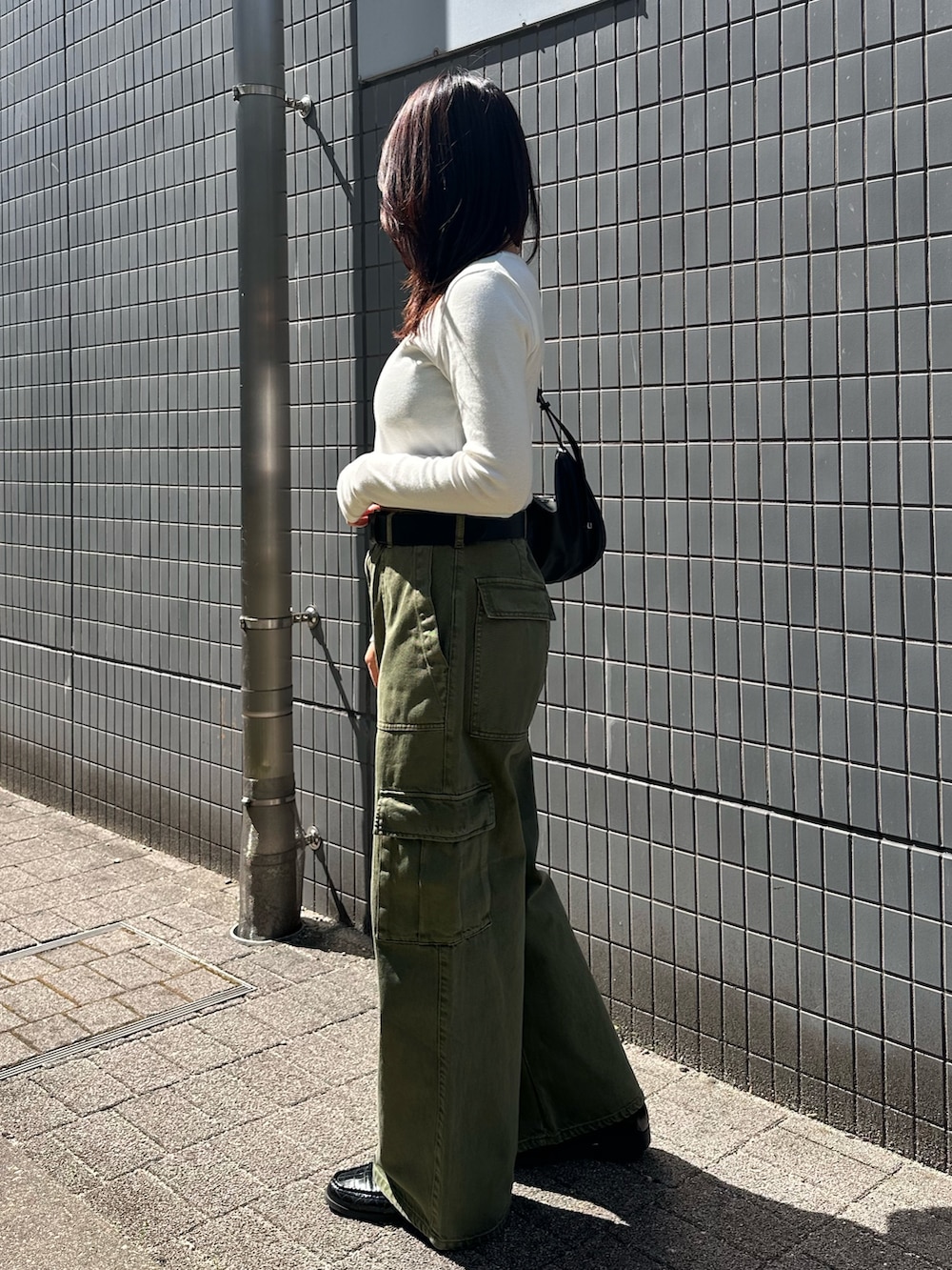 ホワイト系のTシャツ/カットソー、グリーン系のカーゴパンツを着用したレディースの春コーディネートの3枚目の写真