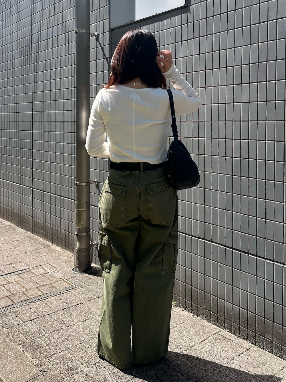 ホワイト系のTシャツ/カットソー、グリーン系のカーゴパンツを着用したレディースの春コーディネートの4枚目の写真