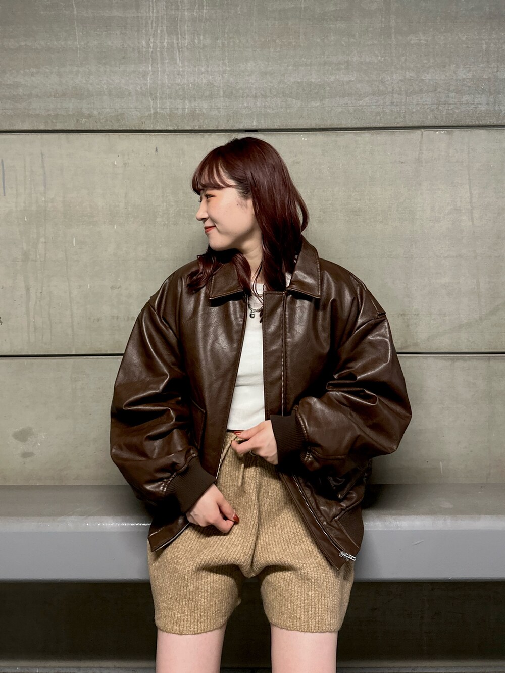 ブラウン系のブルゾン、ホワイト系のTシャツ/カットソー、ブラウン系のその他パンツを着用したレディースの秋コーディネートの5枚目の写真