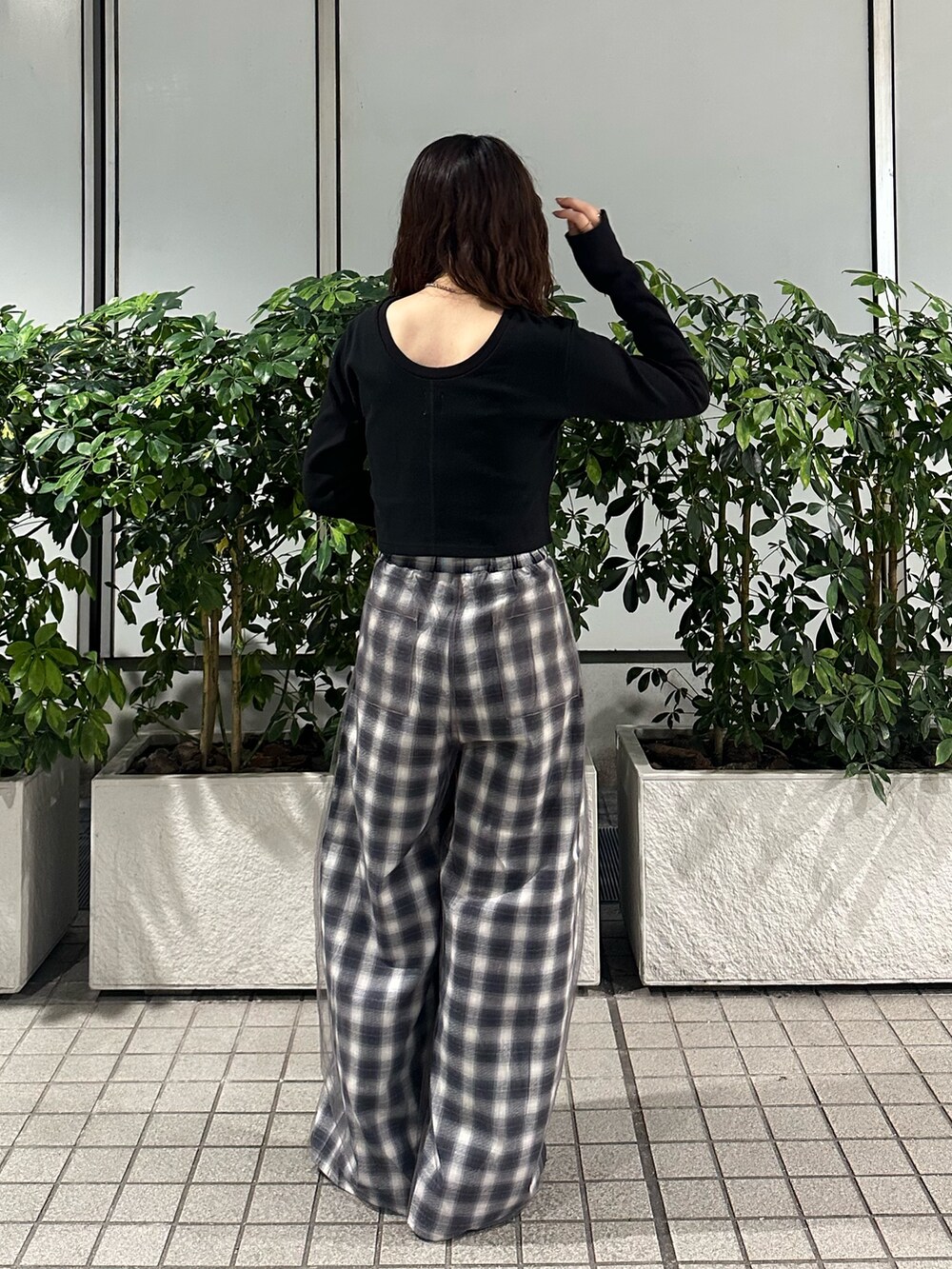 ブラック系のTシャツ/カットソー、その他のその他パンツを着用したレディースの夏コーディネートの5枚目の写真