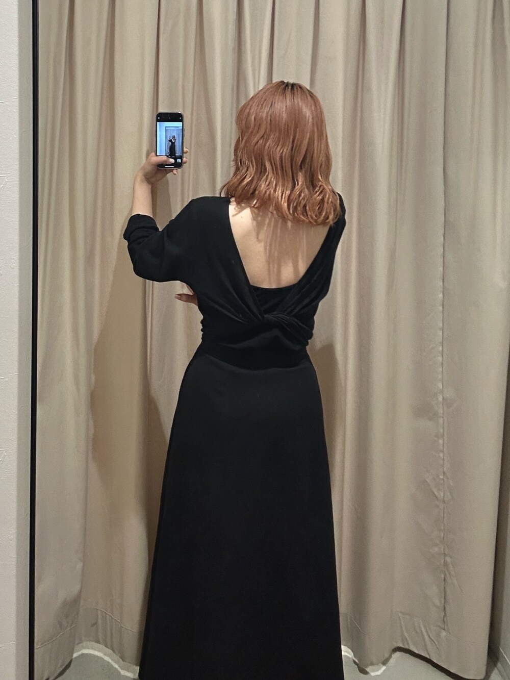 ブラック系のワンピースを着用したレディースの春コーディネートの4枚目の写真