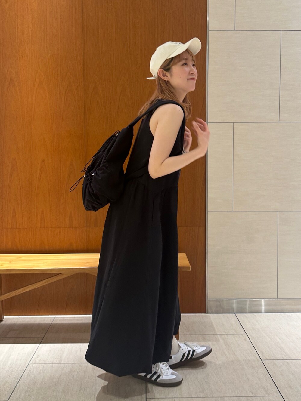 ブラック系のワンピースを着用したレディースの春コーディネートの2枚目の写真