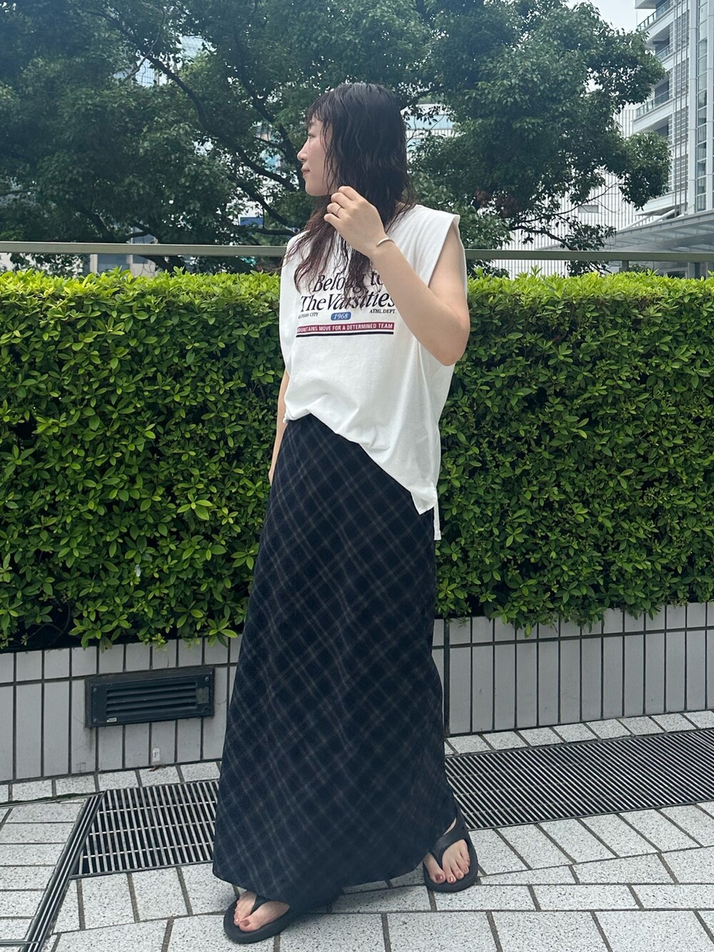 ホワイト系のタンクトップ、ブルー系のスカートを着用したレディースの夏コーディネートの2枚目の写真