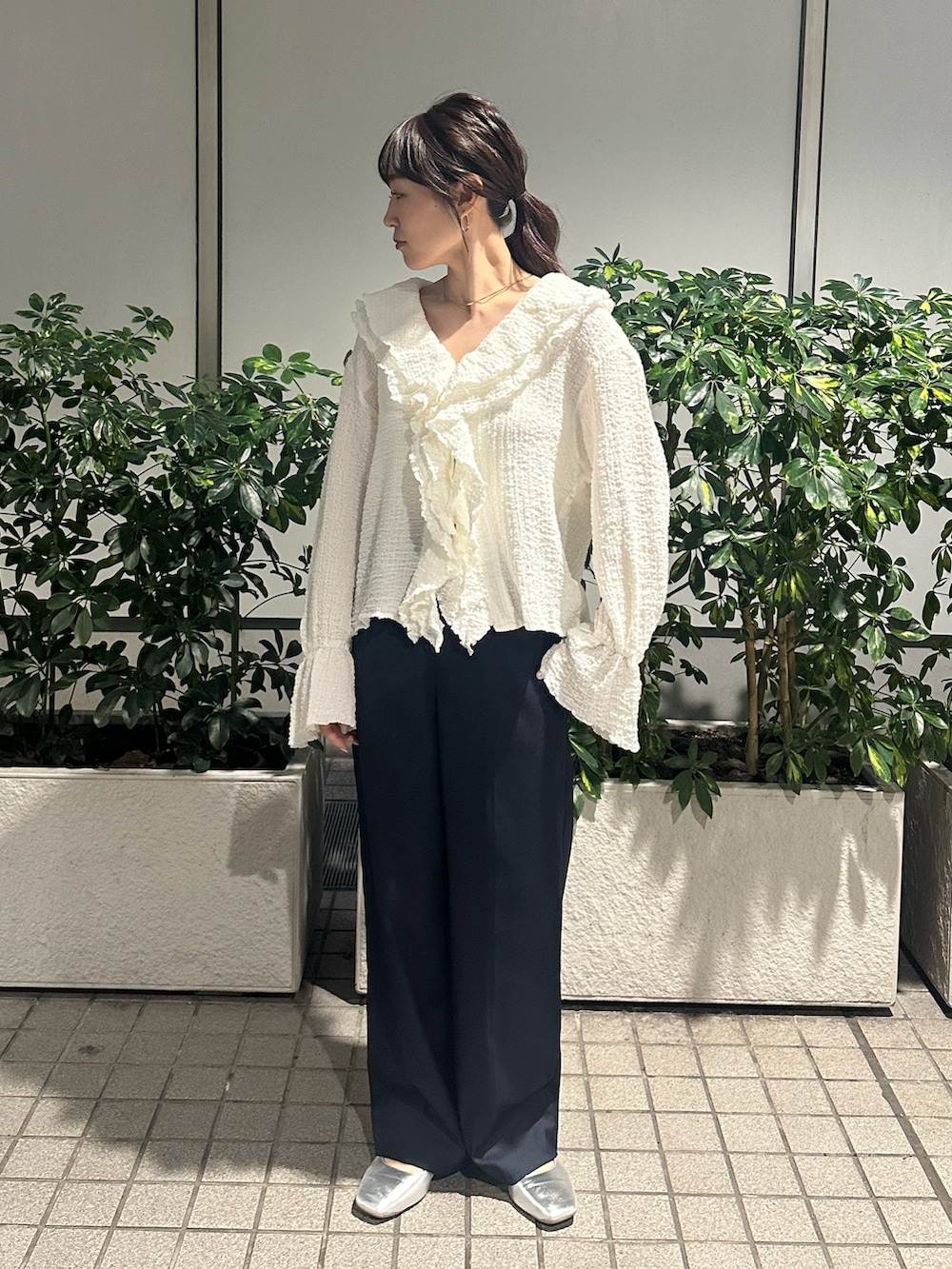 ホワイト系のシャツ/ブラウス、ブルー系のその他パンツを着用したレディースの春コーディネートの2枚目の写真