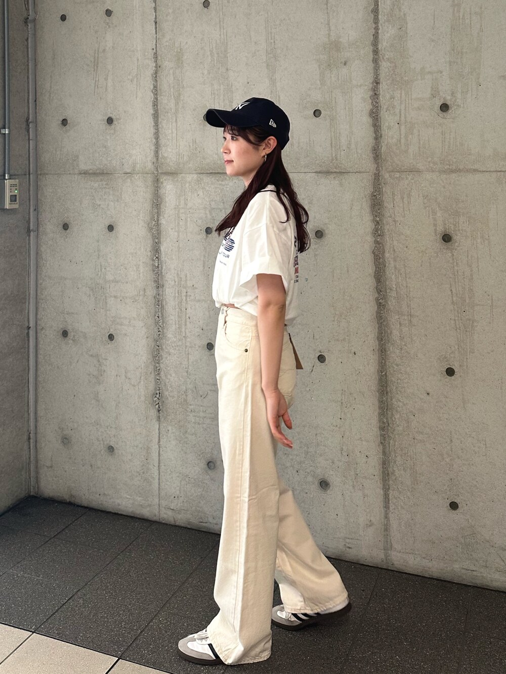 ホワイト系のTシャツ/カットソー、ホワイト系のデニムパンツを着用したレディースの春コーディネートの3枚目の写真