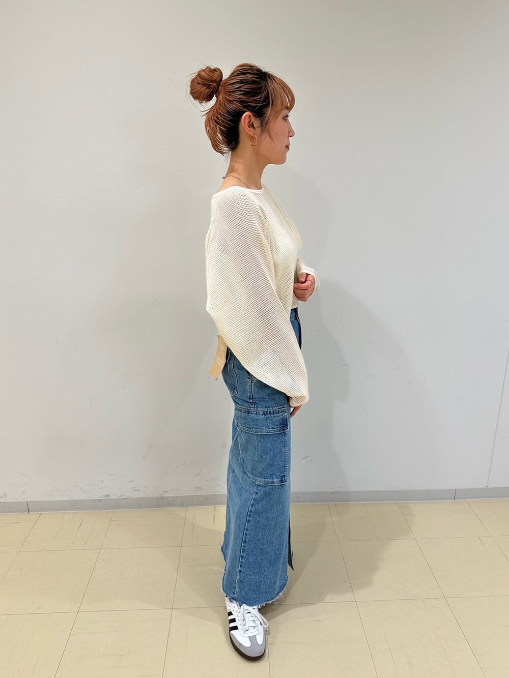 ホワイト系のTシャツ/カットソー、ブルー系のデニムスカートを着用したレディースの春コーディネートの3枚目の写真