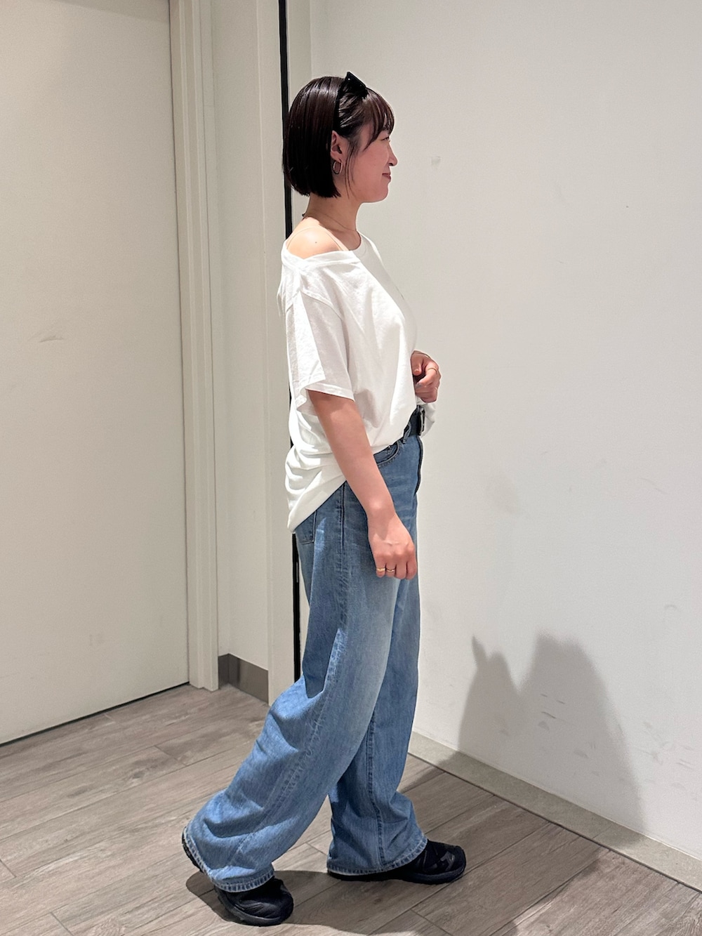 ホワイト系のTシャツ/カットソー、ブルー系のデニムパンツを着用したレディースの夏コーディネートの2枚目の写真
