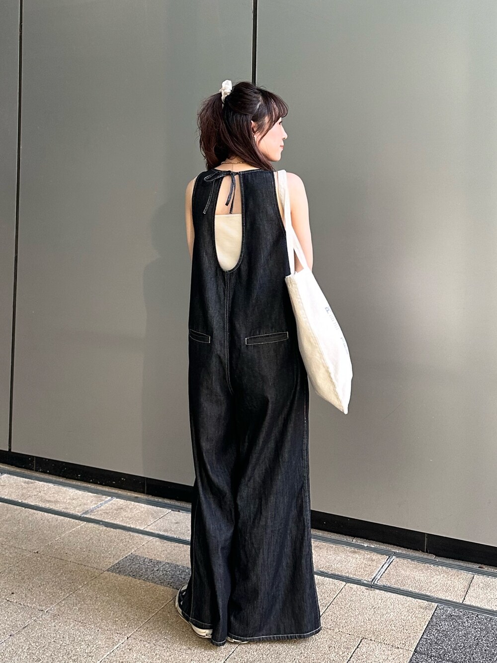 ブラック系のつなぎ/オールインワン、ホワイト系のトートバッグを着用したレディースの夏コーディネートの5枚目の写真