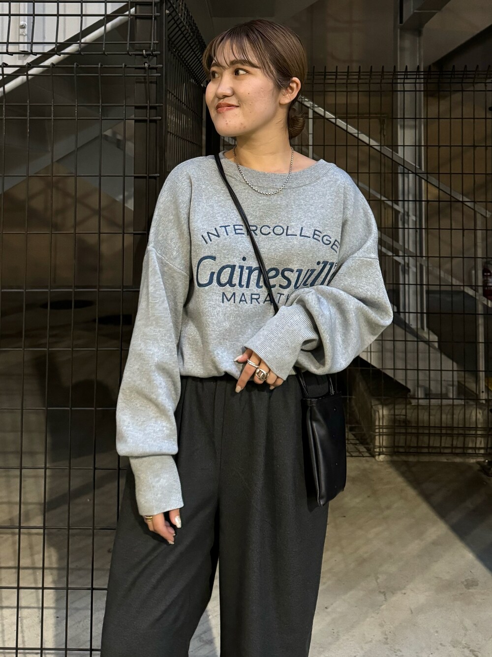 グレー系のニット/セーター、グレー系のその他パンツを着用したレディースの秋コーディネートの4枚目の写真