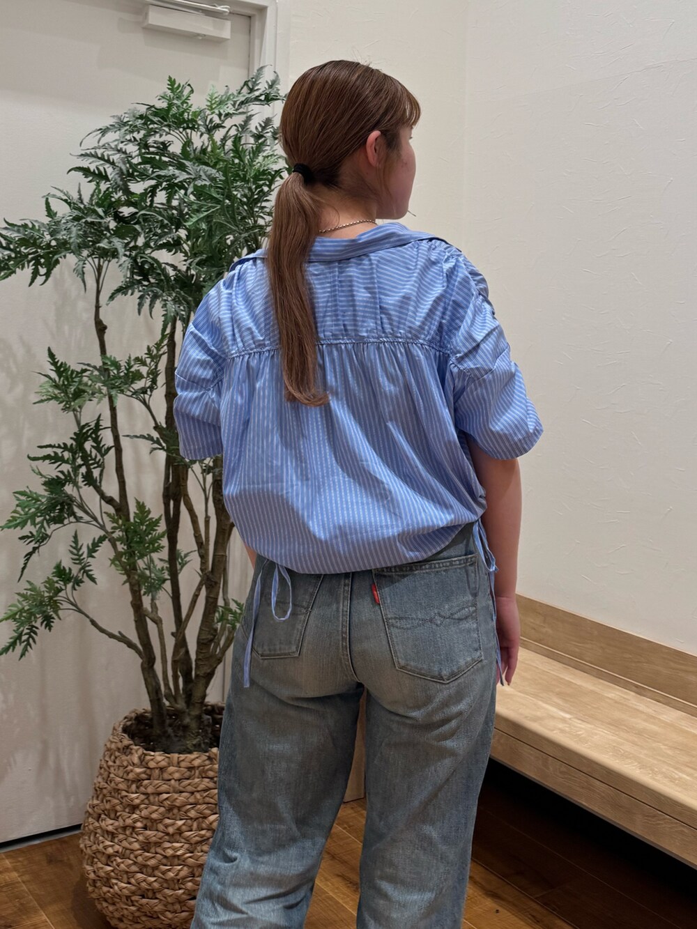 ブルー系のシャツ/ブラウス、ブルー系のデニムパンツを着用したレディースの春コーディネートの6枚目の写真
