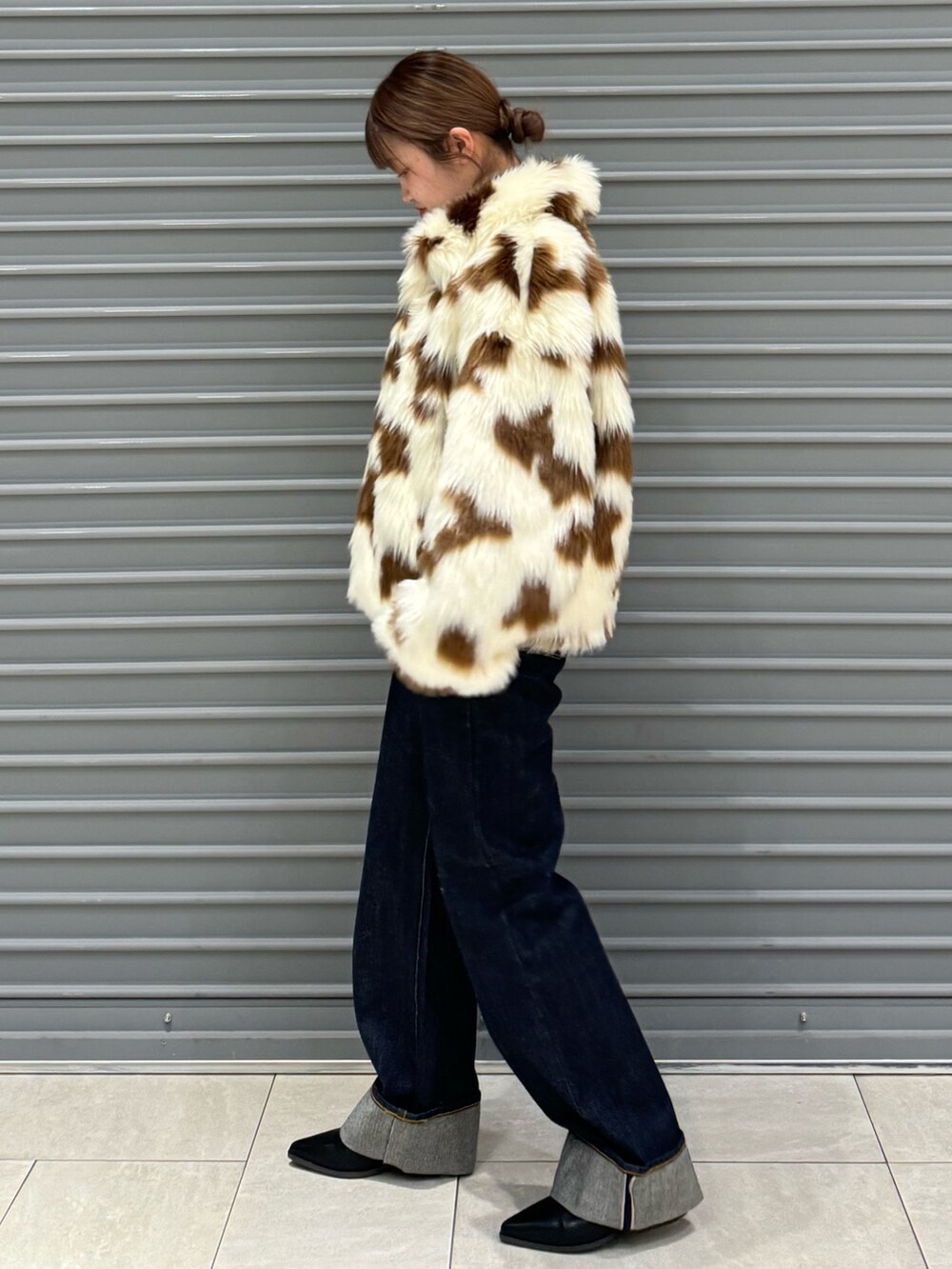 その他のその他アウター、ブラック系のニット/セーター、ブルー系のデニムパンツを着用したレディースの冬コーディネートの2枚目の写真