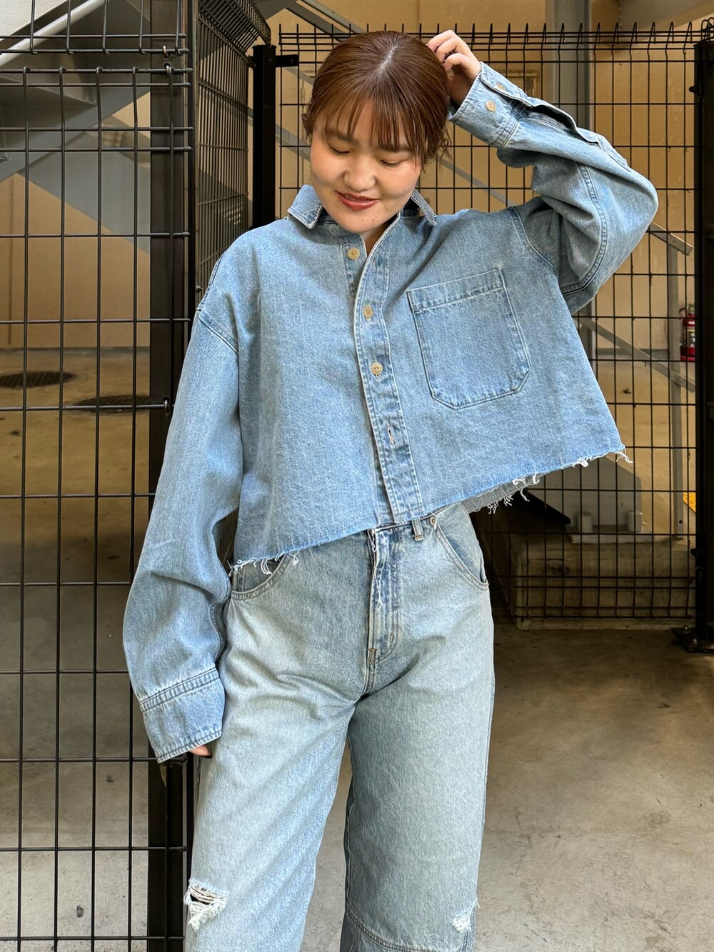 ブルー系のシャツ/ブラウス、ブルー系のデニムパンツを着用したレディースの冬コーディネートの4枚目の写真