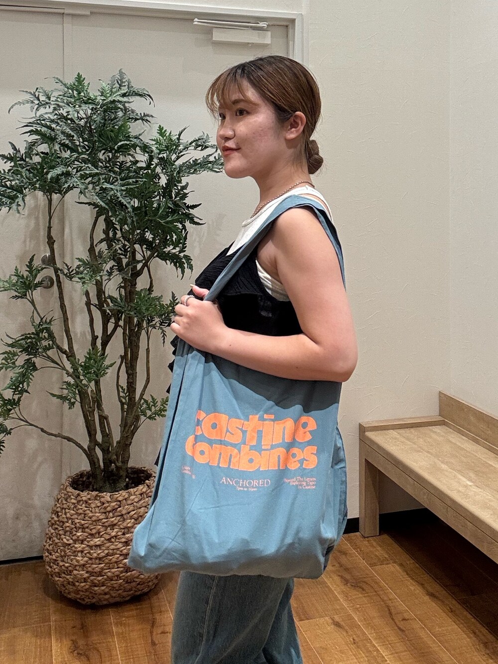 ブラック系のキャミソール、グレー系のタンクトップ、ブルー系のトートバッグを着用したレディースの夏コーディネートの5枚目の写真