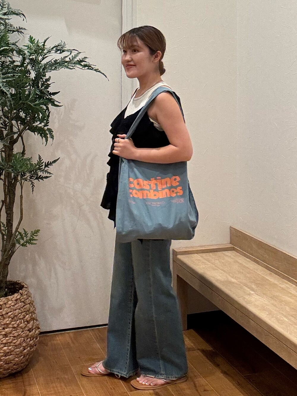 ブラック系のキャミソール、グレー系のタンクトップ、ブルー系のトートバッグを着用したレディースの夏コーディネートの2枚目の写真