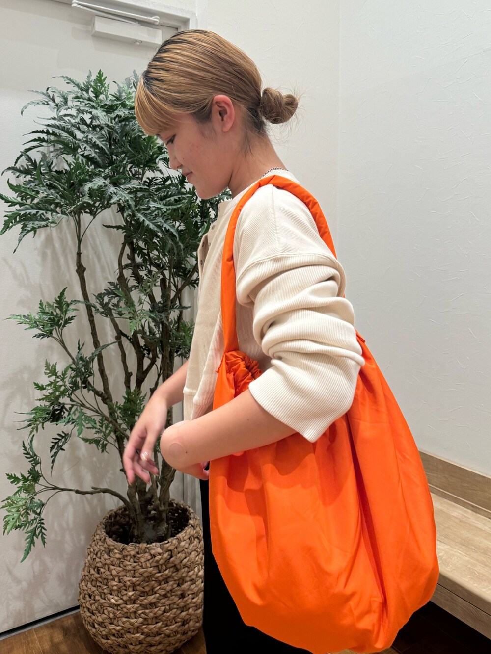 ホワイト系のTシャツ/カットソー、ブラック系のスカートを着用したレディースの秋コーディネートの5枚目の写真