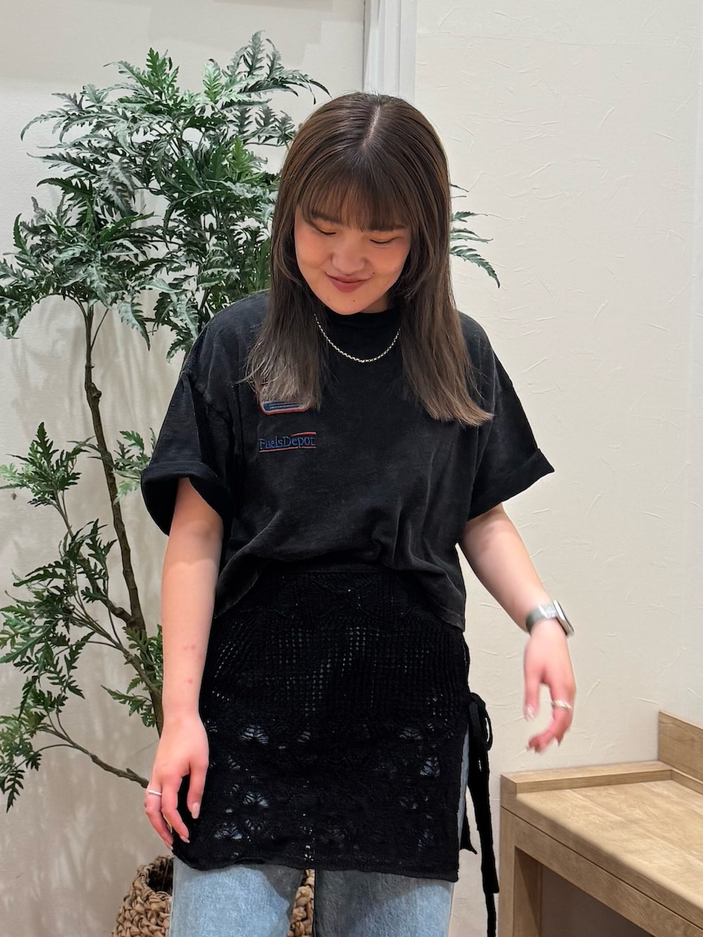 ブラック系のTシャツ/カットソー、ブラック系のスカート、ブルー系のデニムパンツを着用したレディースの春コーディネートの4枚目の写真