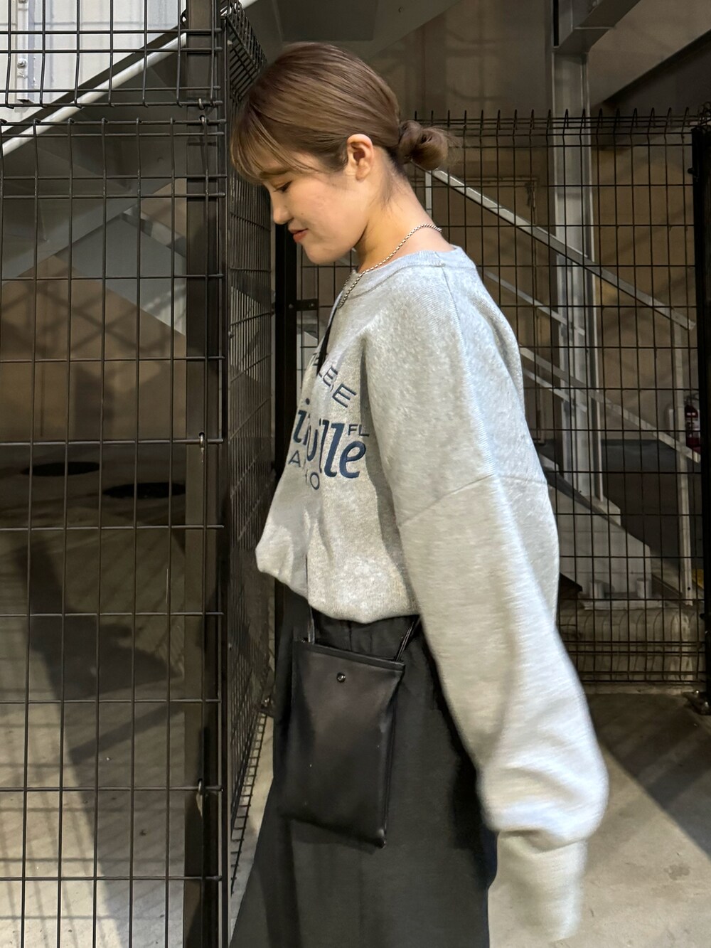 グレー系のニット/セーター、グレー系のその他パンツを着用したレディースの秋コーディネートの5枚目の写真