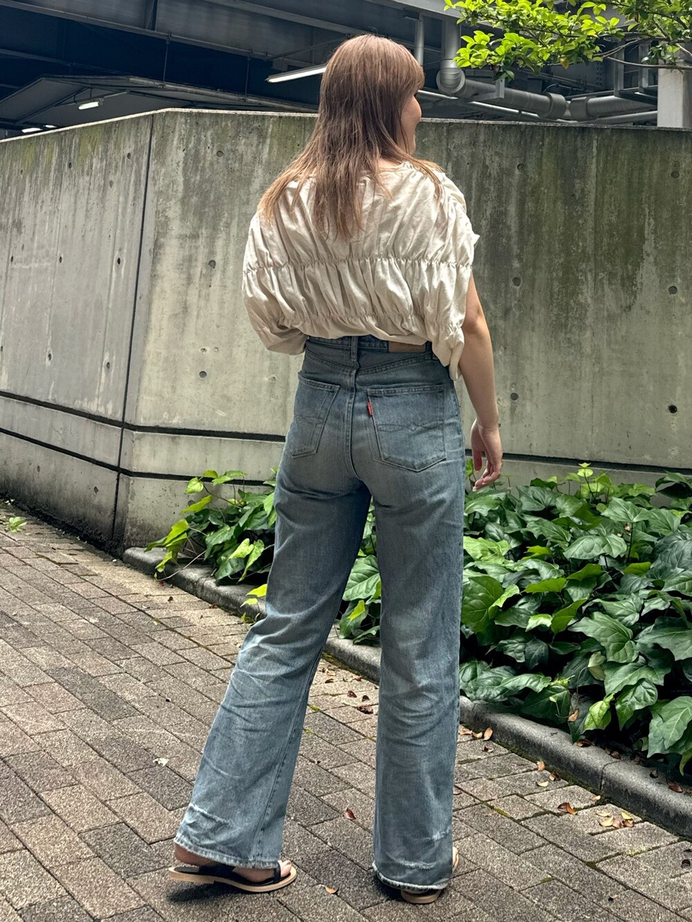 ホワイト系のシャツ/ブラウス、ブルー系のデニムパンツ、ブラック系のサンダルを着用したレディースの夏コーディネートの3枚目の写真