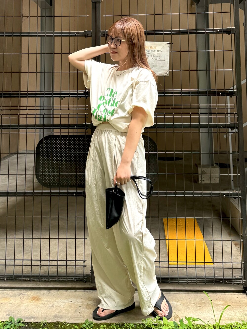 ホワイト系のTシャツ/カットソー、ホワイト系のその他パンツを着用したレディースの夏コーディネートの2枚目の写真