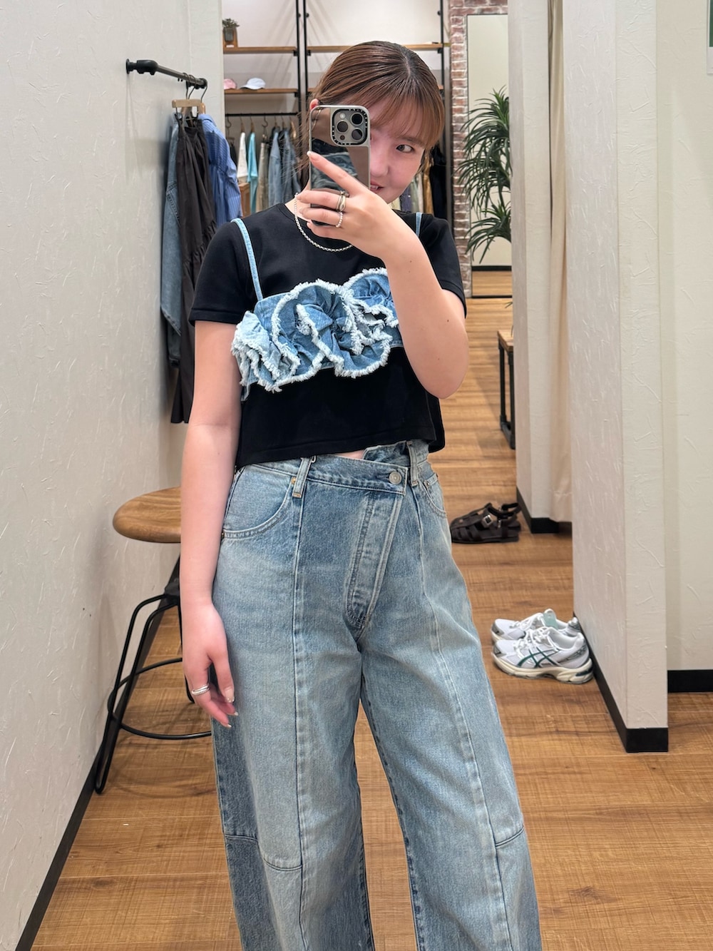 ブラック系のTシャツ/カットソー、ブルー系のキャミソール、ブルー系のデニムパンツを着用したレディースの春コーディネートの7枚目の写真