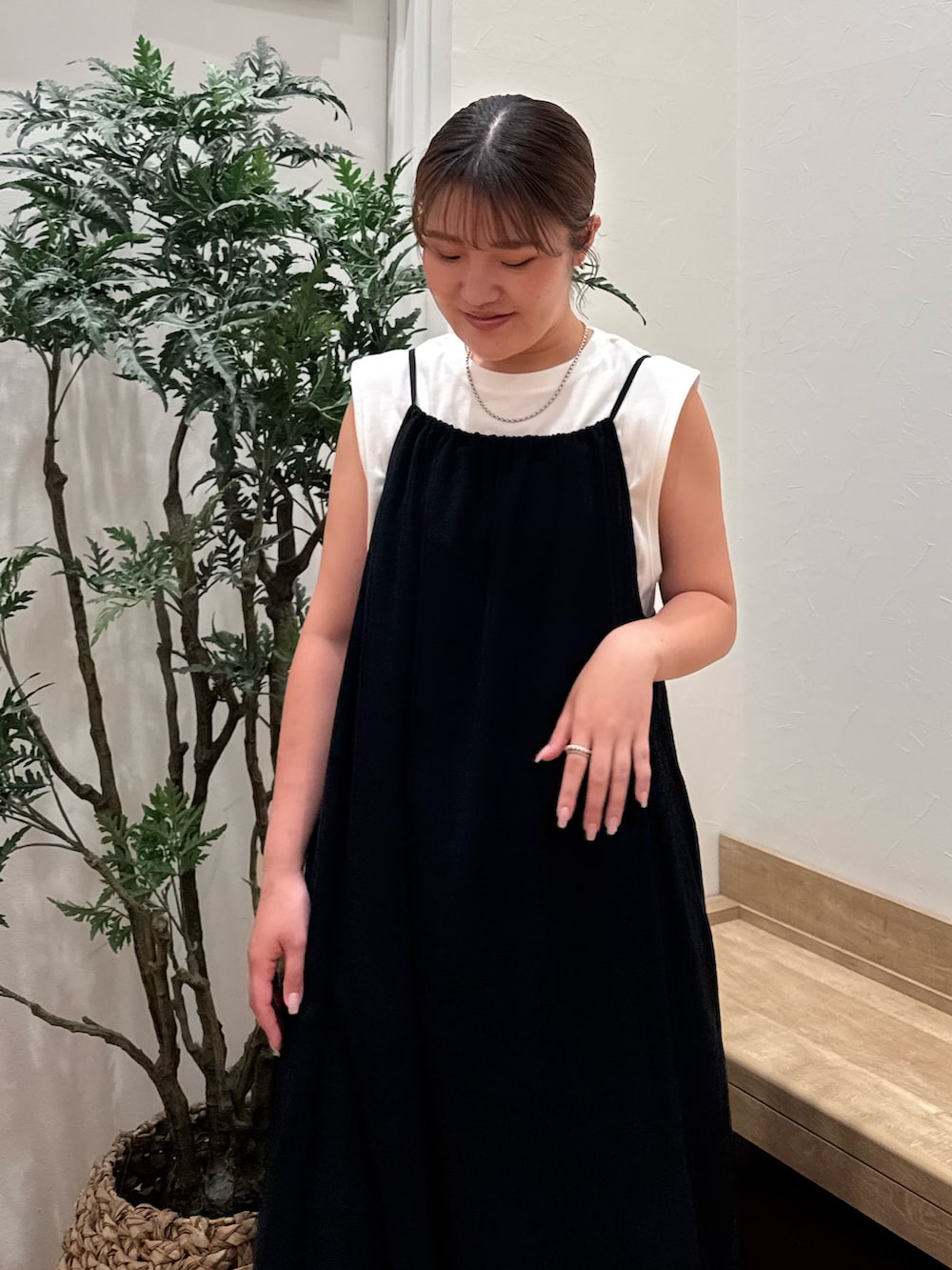 ブラック系のワンピース、ホワイト系のタンクトップ、シルバー系のサンダルを着用したレディースの夏コーディネートの4枚目の写真