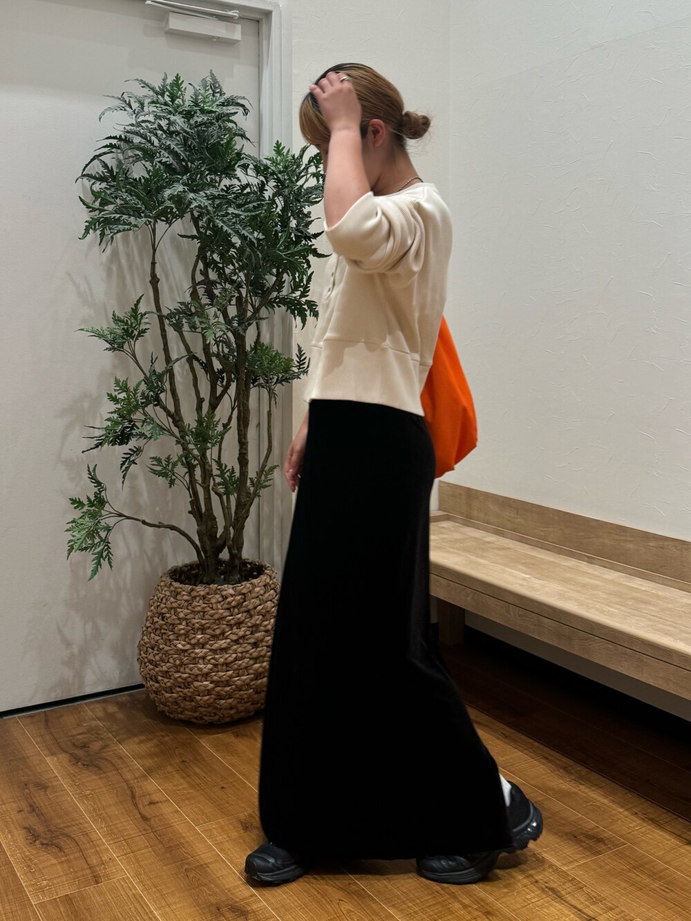 ホワイト系のTシャツ/カットソー、ブラック系のスカートを着用したレディースの秋コーディネートの2枚目の写真