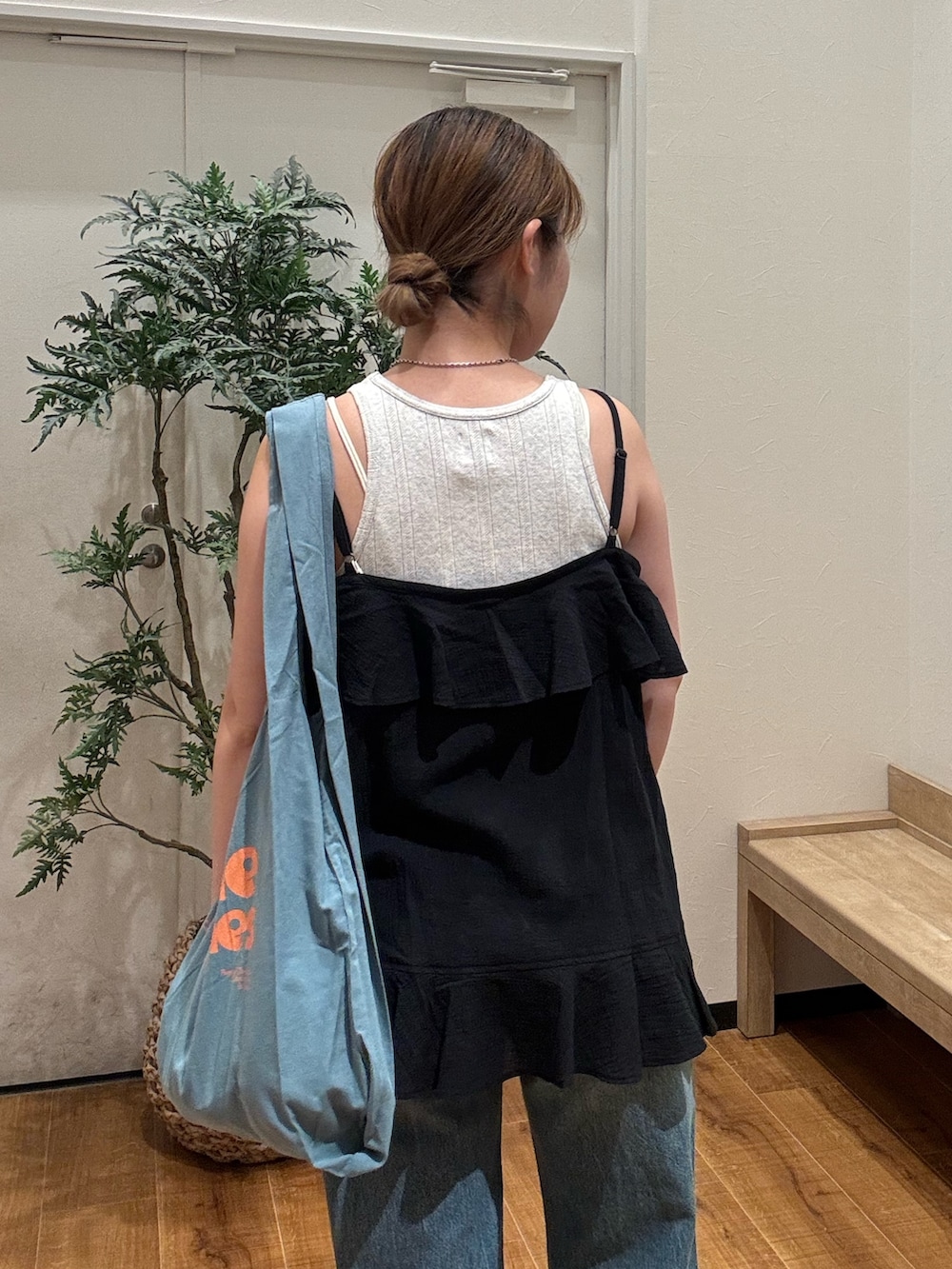 ブラック系のキャミソール、グレー系のタンクトップ、ブルー系のトートバッグを着用したレディースの夏コーディネートの6枚目の写真