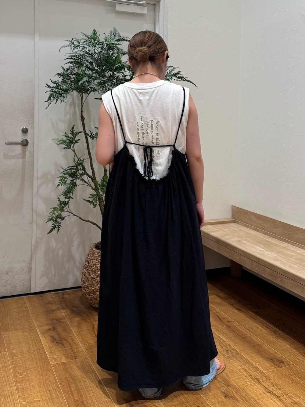 ブラック系のワンピース、ホワイト系のタンクトップ、シルバー系のサンダルを着用したレディースの夏コーディネートの3枚目の写真