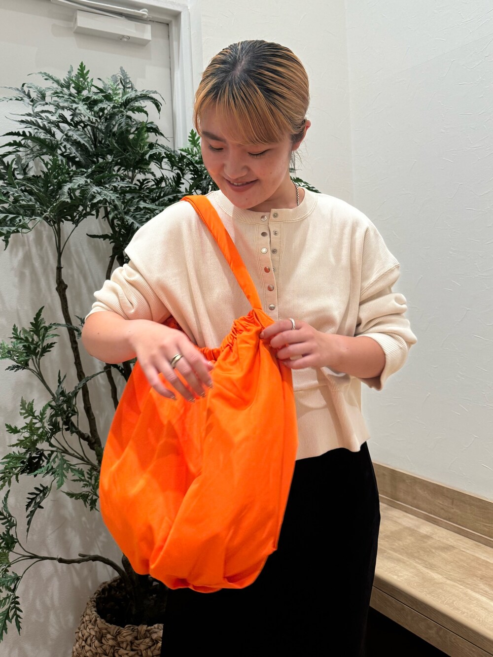 ホワイト系のTシャツ/カットソー、ブラック系のスカートを着用したレディースの秋コーディネートの4枚目の写真