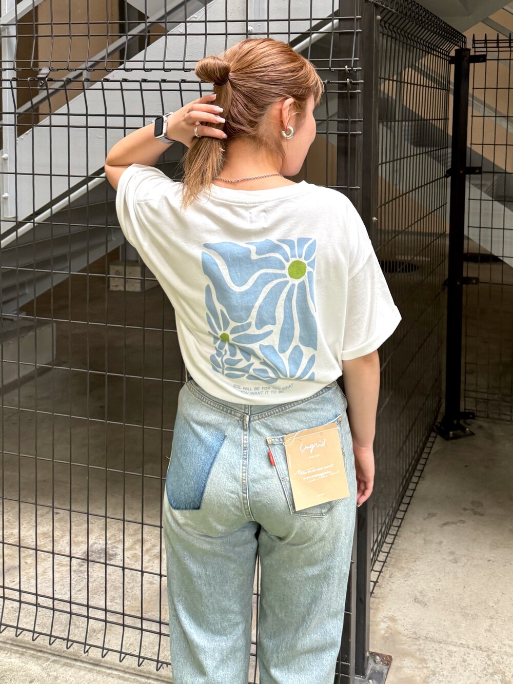 ホワイト系のTシャツ/カットソー、ブルー系のデニムパンツ、ブラック系のサンダルを着用したレディースの夏コーディネートの6枚目の写真