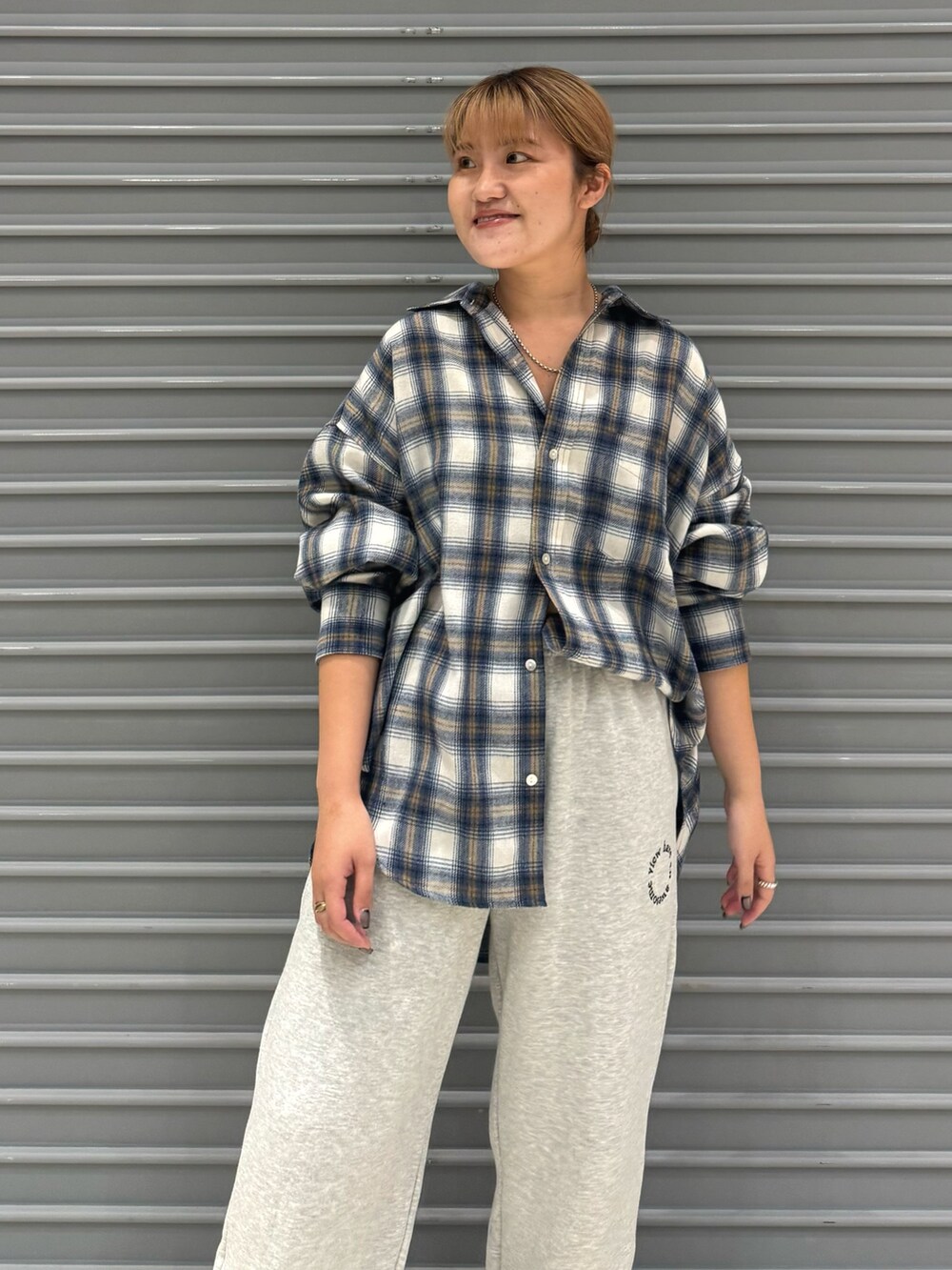 ホワイト系のシャツ/ブラウス、グレー系のスウェットパンツを着用したレディースの秋コーディネートの4枚目の写真